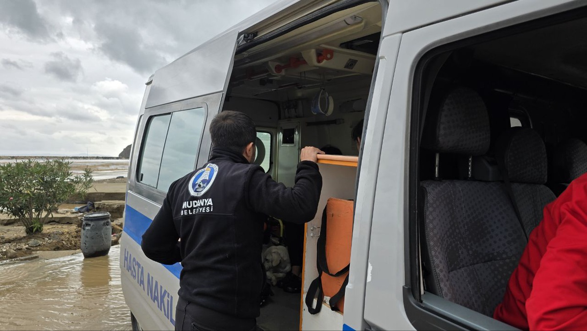 Bursa Mudanya\'da sağanak sokak ve evleri su altında bıraktı, 3 çocuk ve anne kurtarıldı