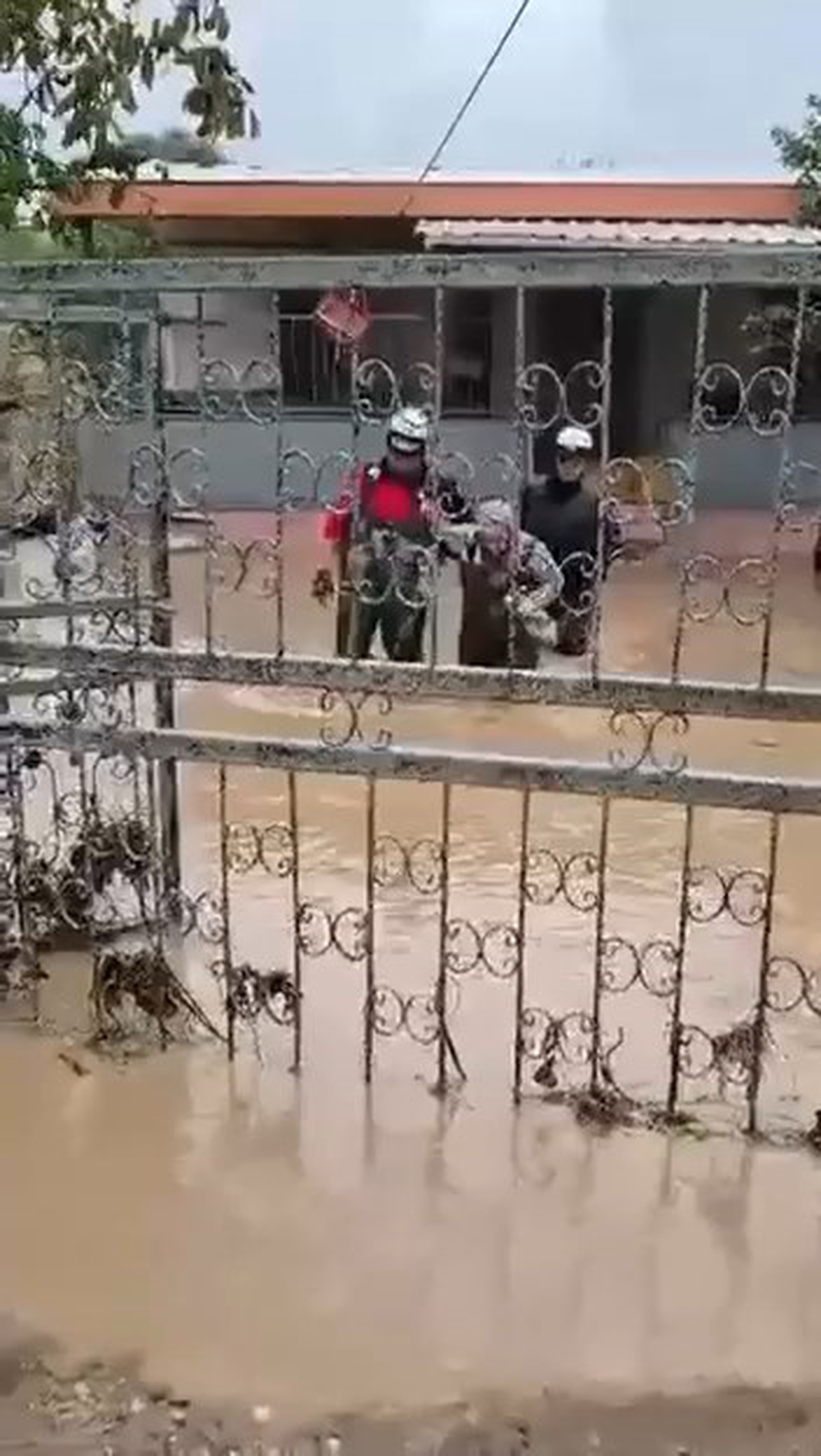 Bursa Mudanya Esence\'de su baskınında mahsur kalan 2 kişi kurtarıldı