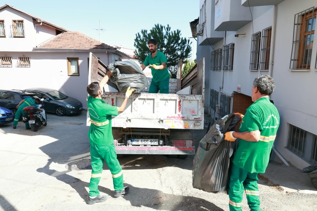 Bursa Osmangazi Belediyesi, koku şikayetiyle yaklaşık 2 kamyon çöp tahliye etti