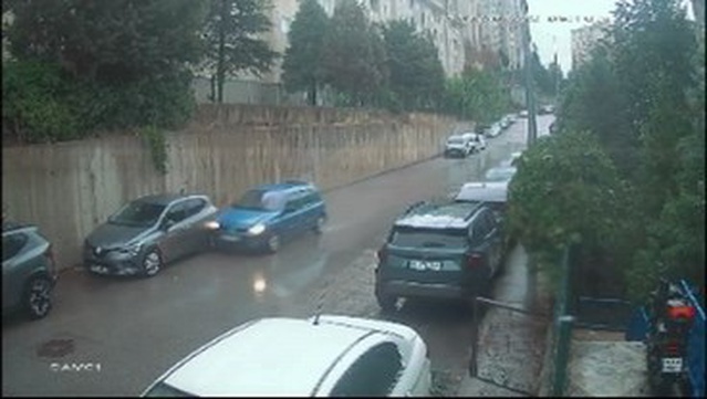 Bursa Osmangazi'de park halindeki araca çarpan otomobil ters döndü, 3 kişi yaralandı