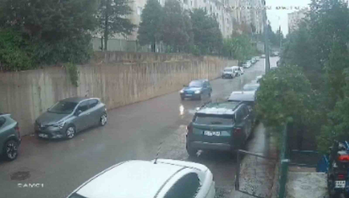 Bursa Osmangazi\'de araçlara çarpan otomobil ters döndü, sürücü ve yolcular yaralandı
