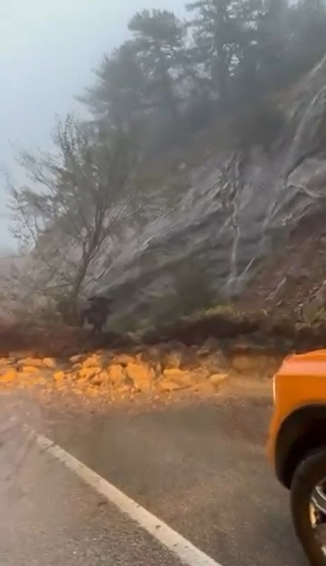 Bursa'da Uludağ yolunda heyelan ulaşımı kesti, Karayolları ekipleri yolu açtı