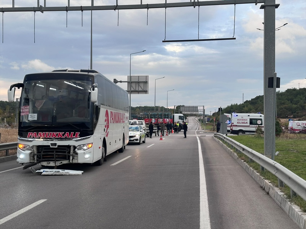Çanakkale Ayvacık\'ta yolcu otobüsü kavşaktan dönen otomobille çarpıştı, 2 kişi öldü