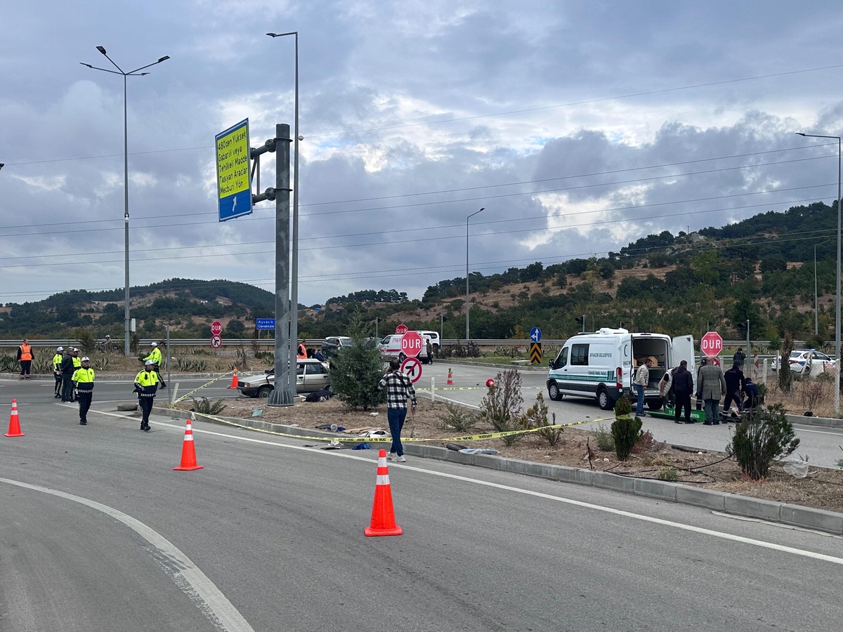 Ayvacık\'ta İzmir yolundaki otobüs otomobile çarptı: 2 kişi yaşamını yitirdi