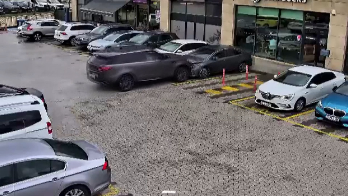Çekmeköy\'de iddiaya göre fren yerine gaza basılınca cip kafeye girdi; yaralanan yok