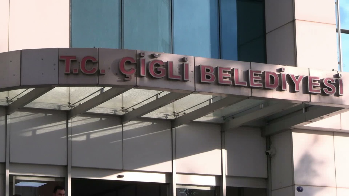 CHP Çiğli İlçe Örgütü, Yıldız\'ın AK Parti\'ye geçişini oturma eylemiyle protesto etti