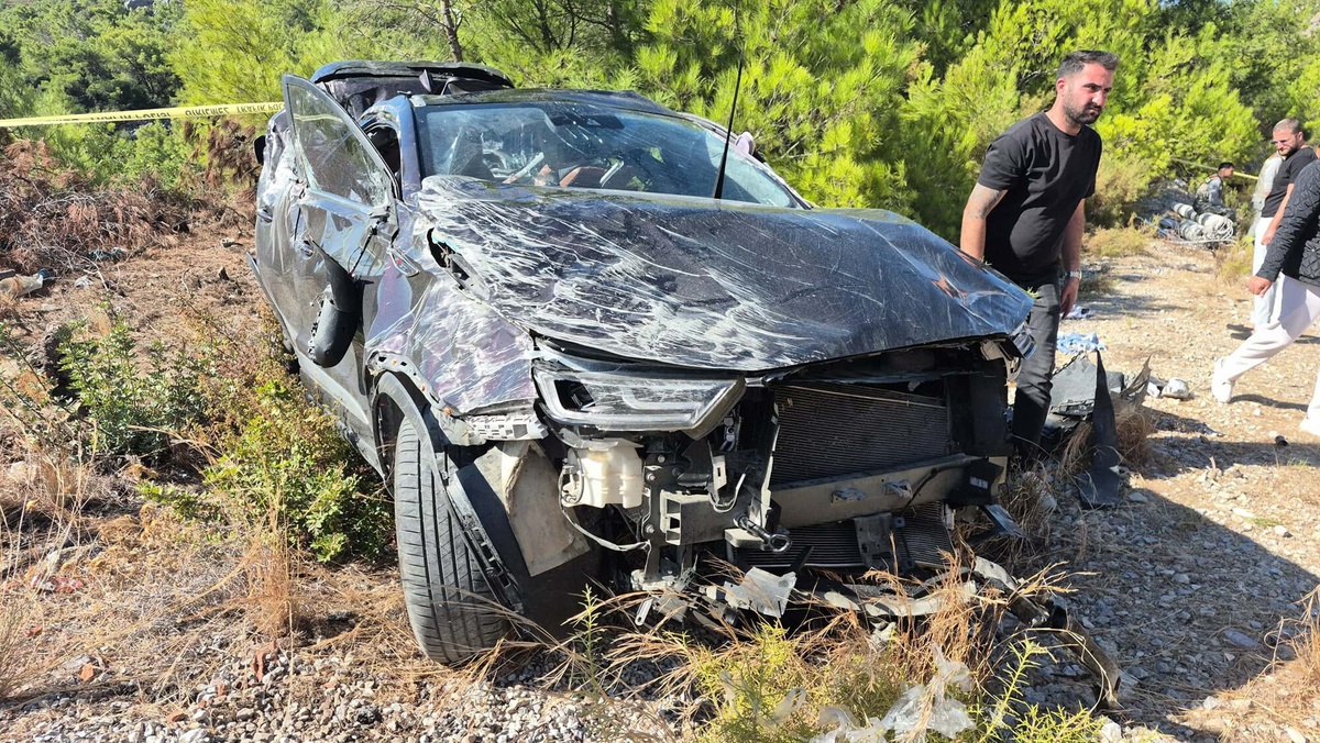 Datça\'da kontrolden çıkan otomobil bariyere çarptı, 1 kişi öldü, 3 kişi yaralandı