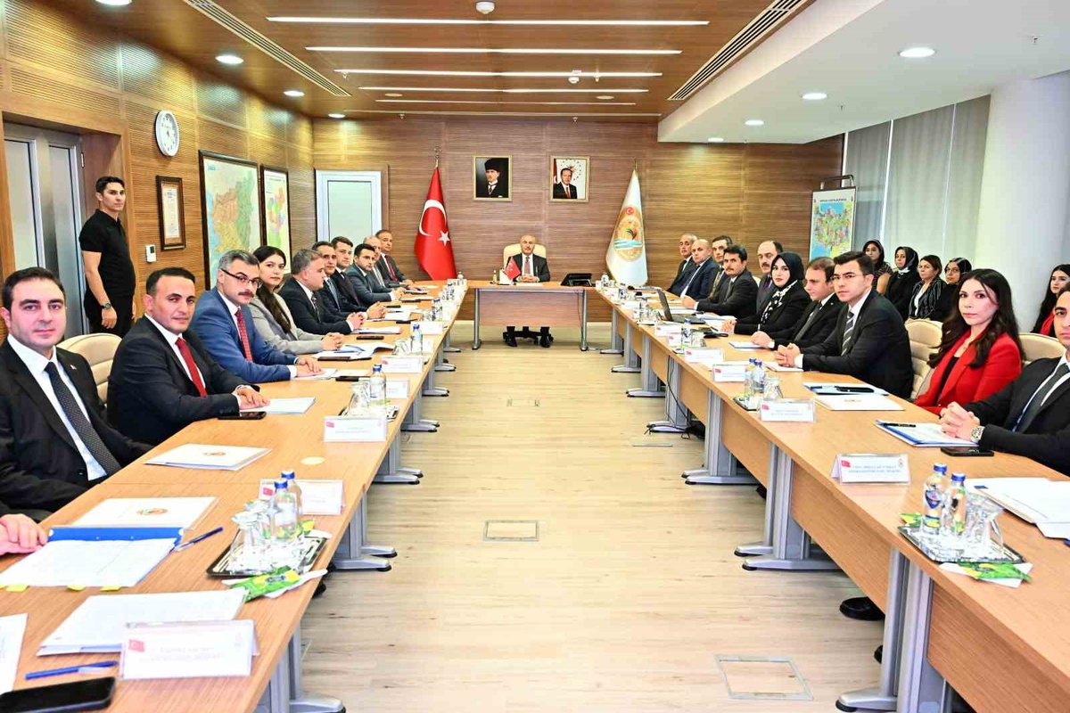 Denizli Valisi Köşger, sosyal yardım vakıflarında Türkiye ortalamasını aşmayı istedi