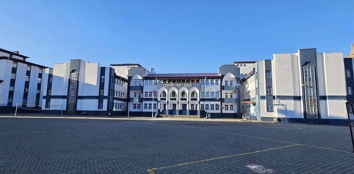 Diyarbakır Çermik\'te 11 öğrenci yiyecekten rahatsızlanarak hastaneye kaldırıldı