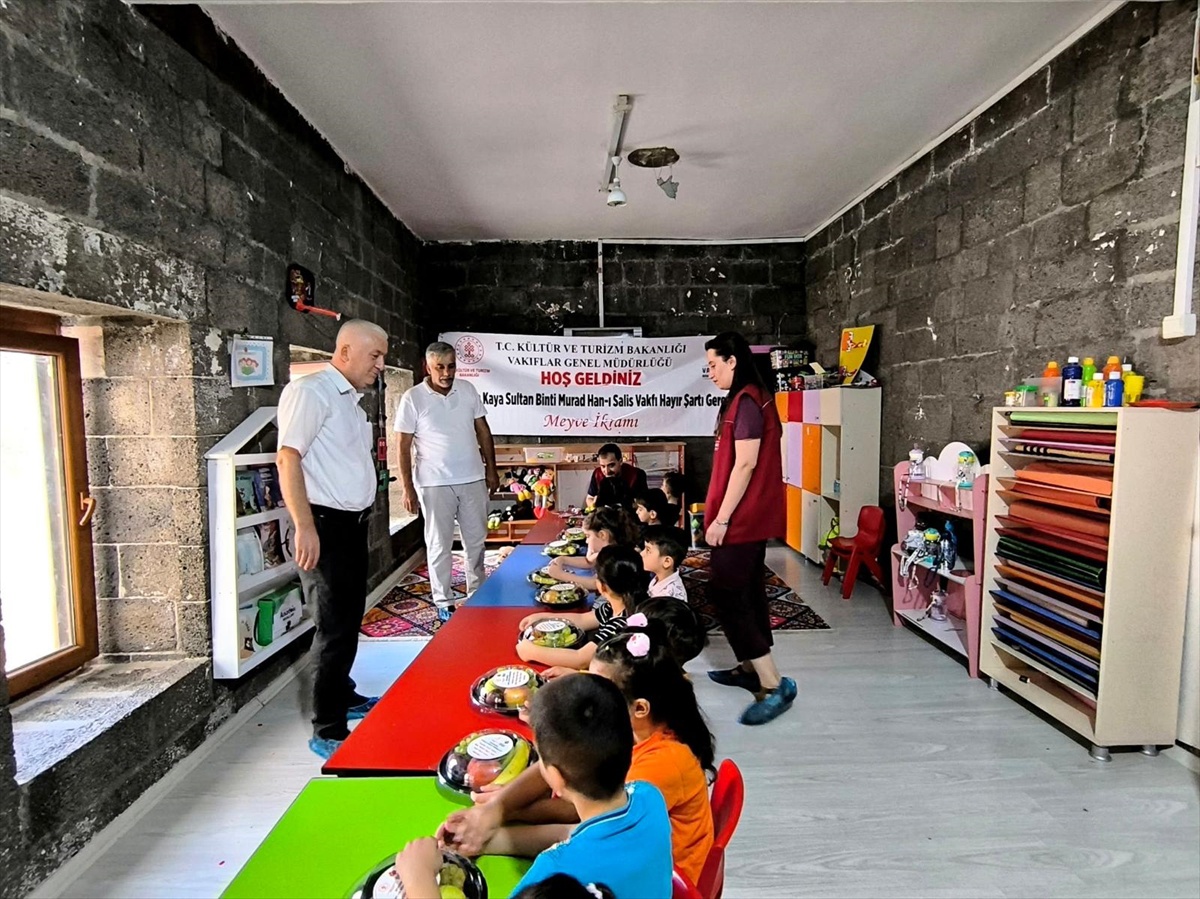 Diyarbakır\'da vakfın 211 yıllık hayır şartı anaokulunda meyve ikramıyla yaşatıldı.