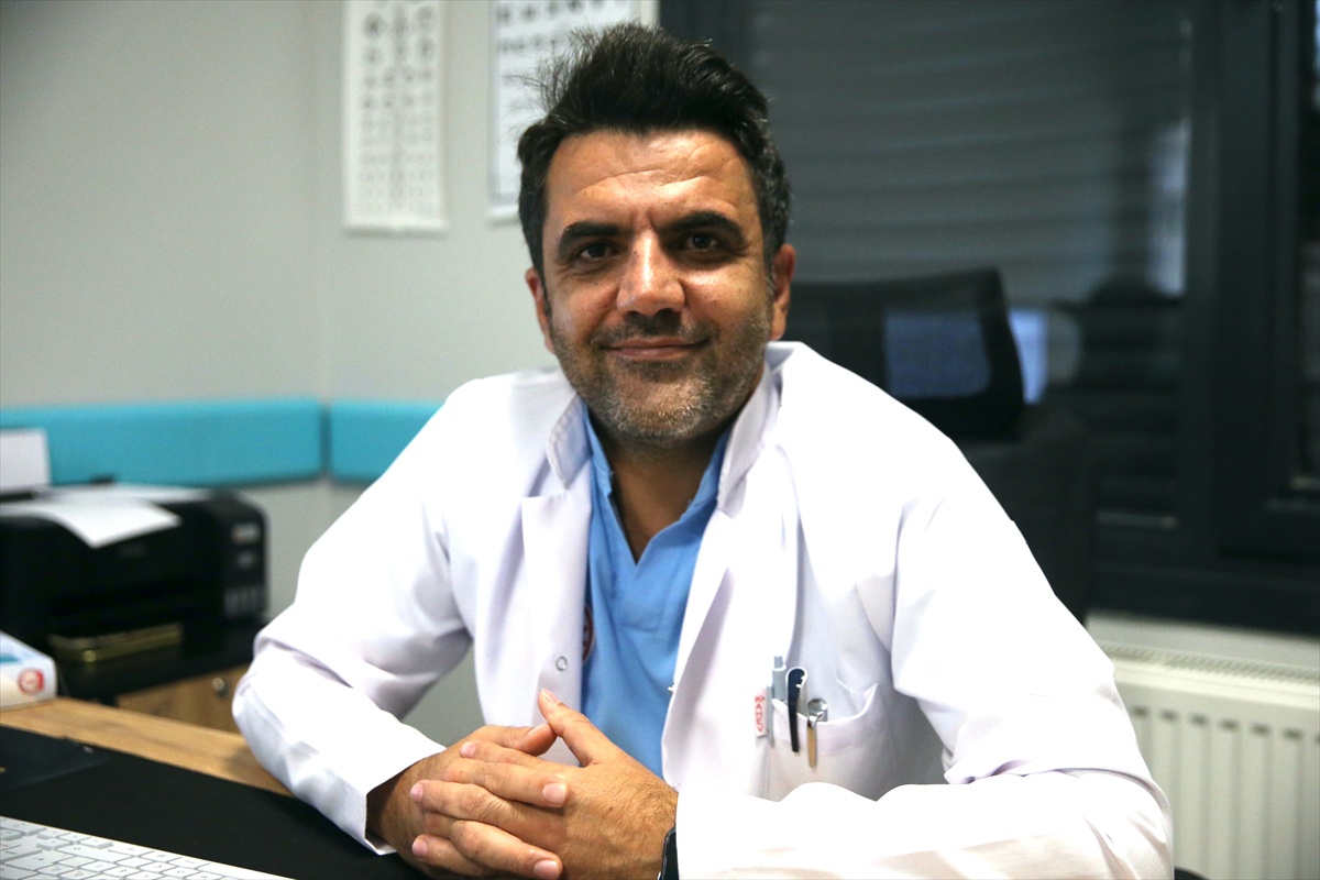 Diyarbakır\'da Dr. Çelik, oğlunun doğum günü isteğiyle 24 yıllık sigarayı bıraktı