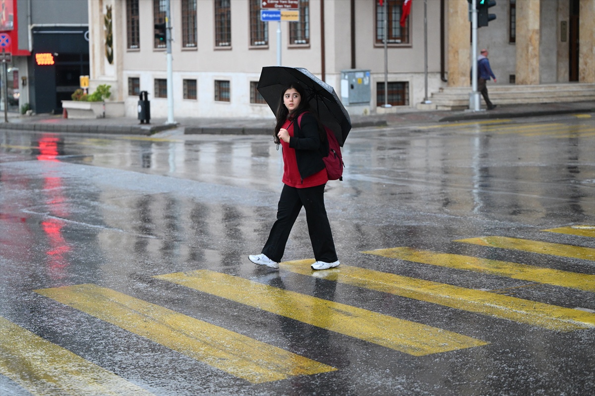 Edirne\'de sağanak günlük yaşamı olumsuz etkiledi, sıcaklık 17 derece ölçüldü