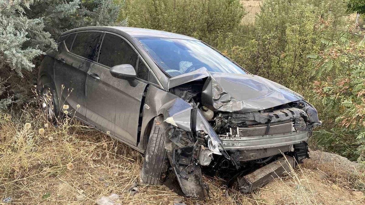 Elazığ-Keban karayolu Cip köyü mevkiinde otomobil ağaca çarptı, 4 kişi yaralandı