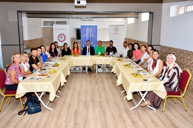 Erasmus projesiyle Silifke'ye gelen 11 öğretmen öğrencilerle buluştu