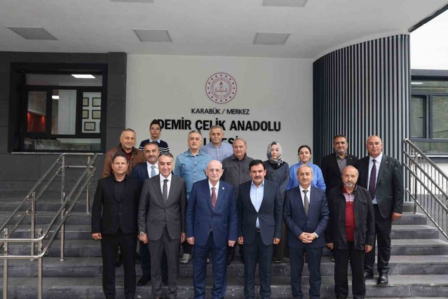 Eski TBMM Başkanı Kahraman okuduğu liseyi ziyaret etti
