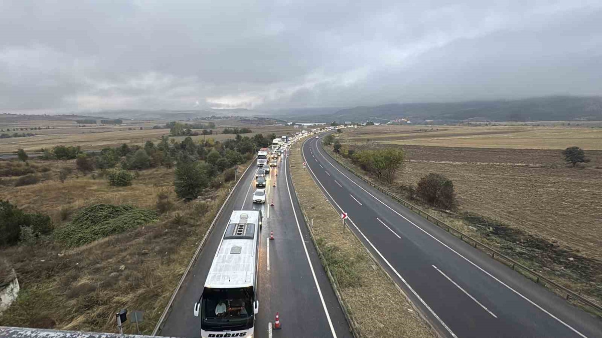 Karabük\'ün Eskipazar ilçesinde yol çalışması İstanbul yönünde trafiği aksatıyor