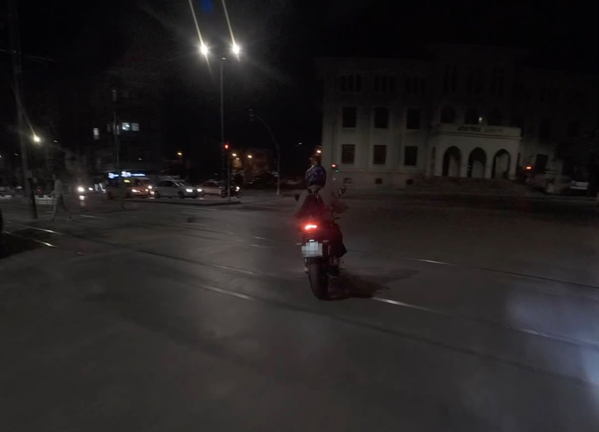 Eskişehir Odunpazarı\'nda motosikletlinin ters yöne girmesi kask kamerasına yansıdı