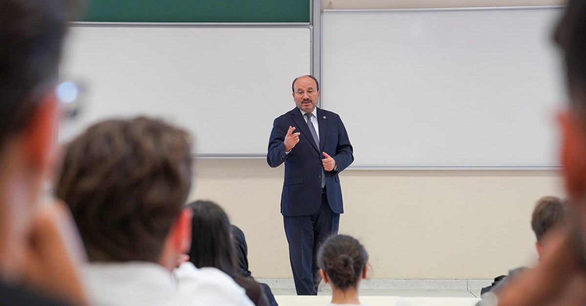 Rektör Çakmak, ETÜ\'nün ilk dersinde \'Terörsüz Türkiye\' sürecini değerlendirdi