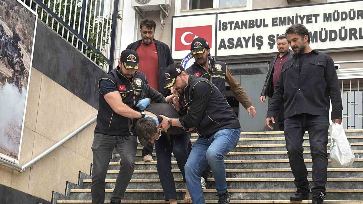 İstanbul Eyüpsultan Camii\'nde havaya ateş sonrası 2 şüpheli adliyeye sevk edildi