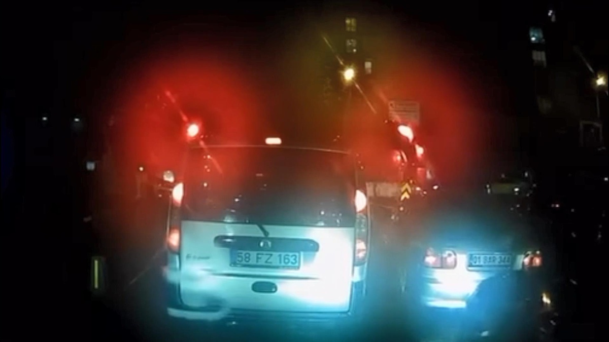 Eyüpsultan\'da uzlaşan sürücüler, geri manevra çarpmasıyla trafik ışığında kavga etti