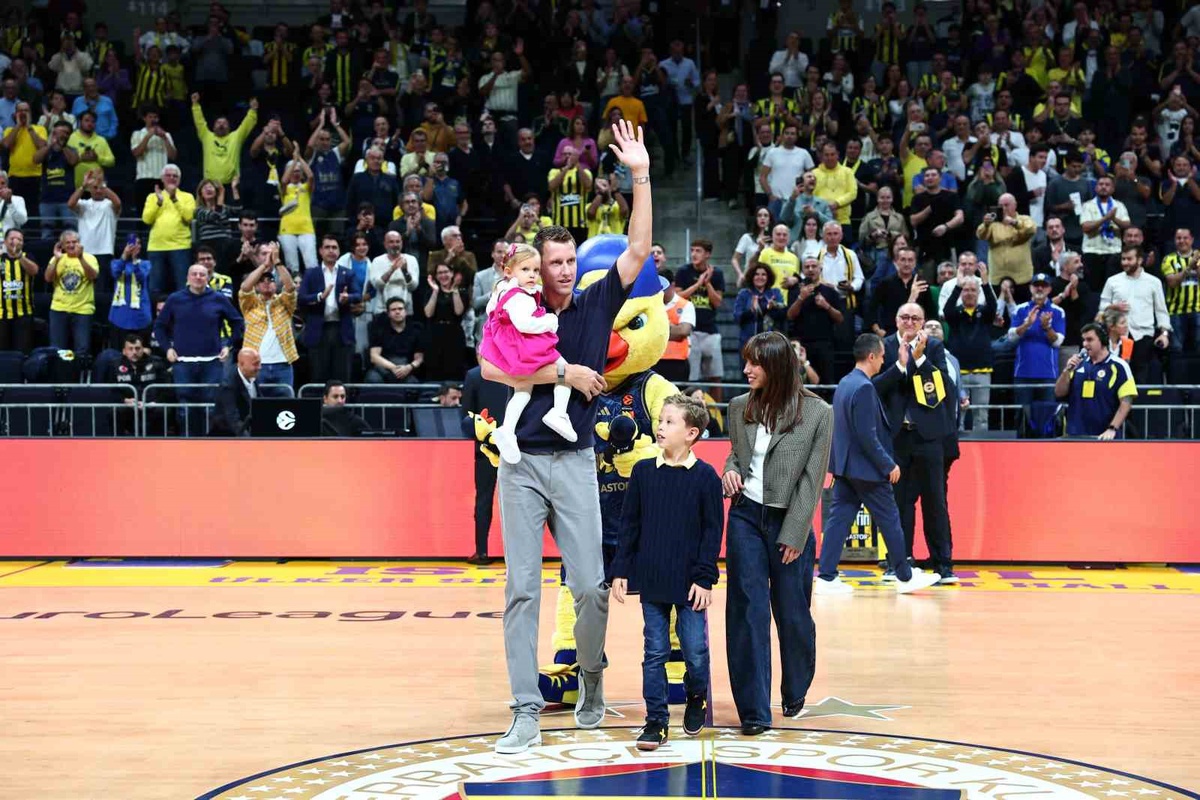 Fenerbahçe, kariyerini noktalayan Jan Vesely\'ye Bayern Münih maçı öncesi veda etti