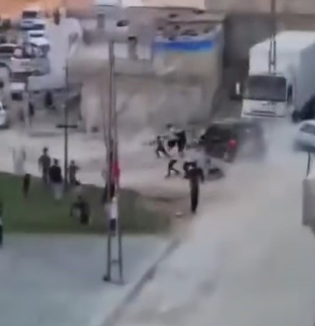 İki aile arasında taşlı sopalı kavga! Gözü dönen şahıs araçla kalabalığa daldı