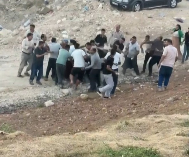 İki aile arasında taşlı sopalı kavga! Gözü dönen şahıs araçla kalabalığa daldı