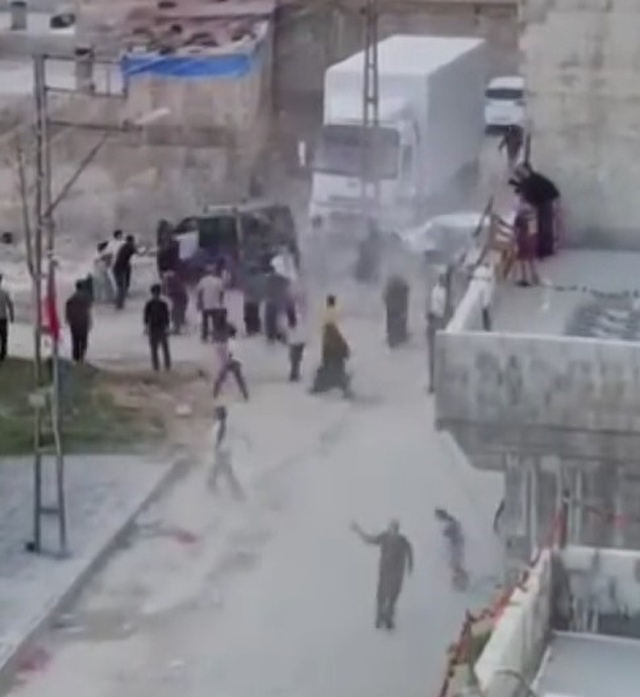 İki aile arasında taşlı sopalı kavga! Gözü dönen şahıs araçla kalabalığa daldı