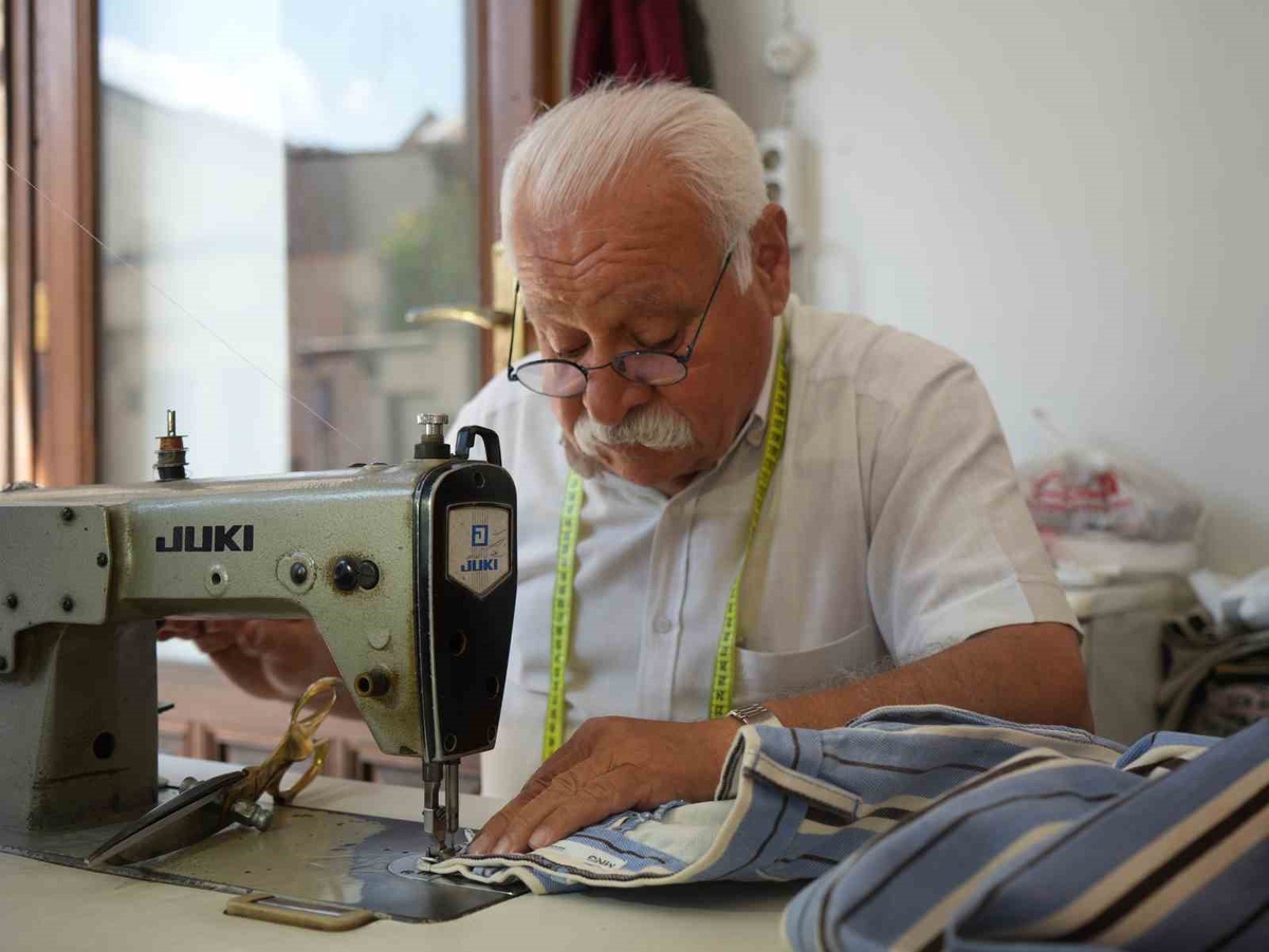 Gaziantep\'te terzi Nezir Canpolat, 55 yıldır mesleğini sürdürüyor