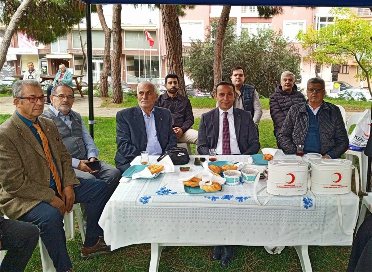 Gelibolu\'da Kızılay aşevi yararına kermeste 1000 kişilik pişi ve aşure satıldı