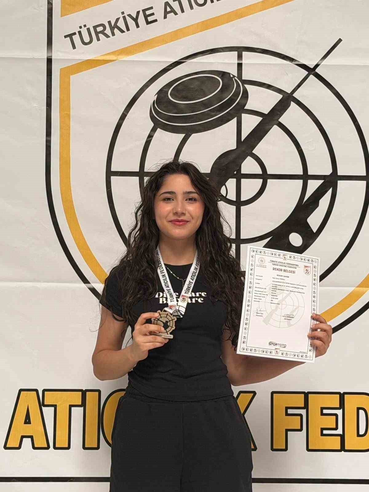 Kayserili Hale Derya Eroğlu, Mersin'de U18'de Türkiye rekoruyla altın madalya kazandı