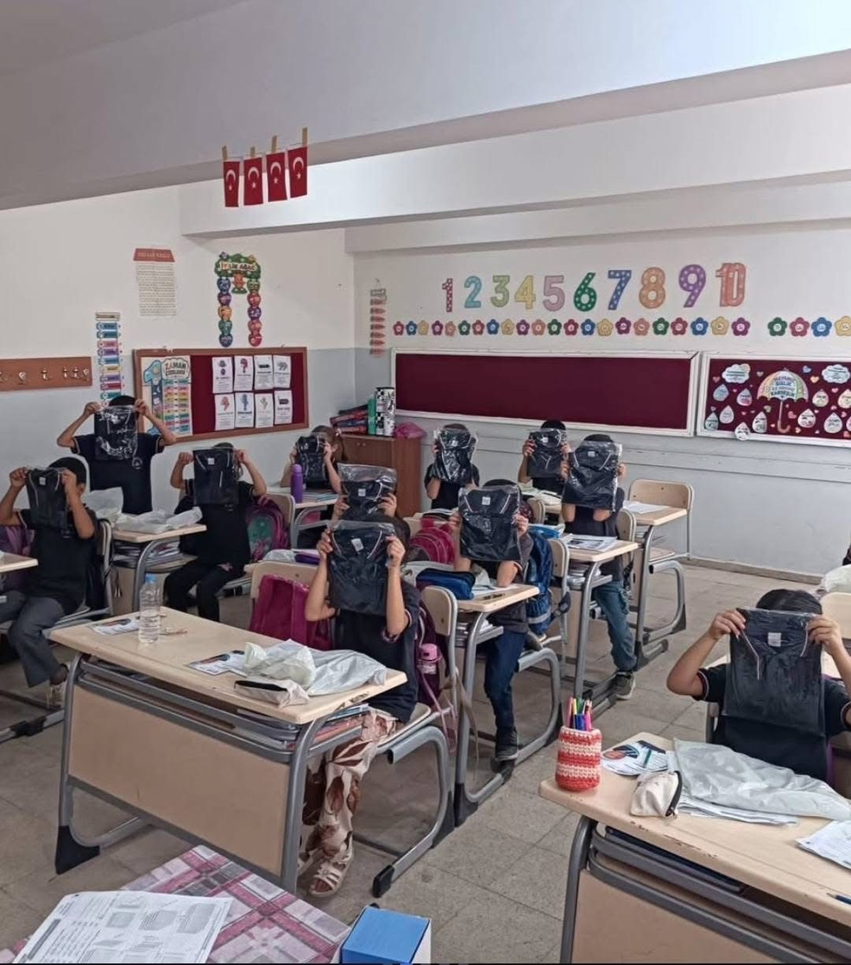 Almanya\'daki iş adamı Demiroğlu, Çermik\'te 200 öğrenciye okul forması bağışladı