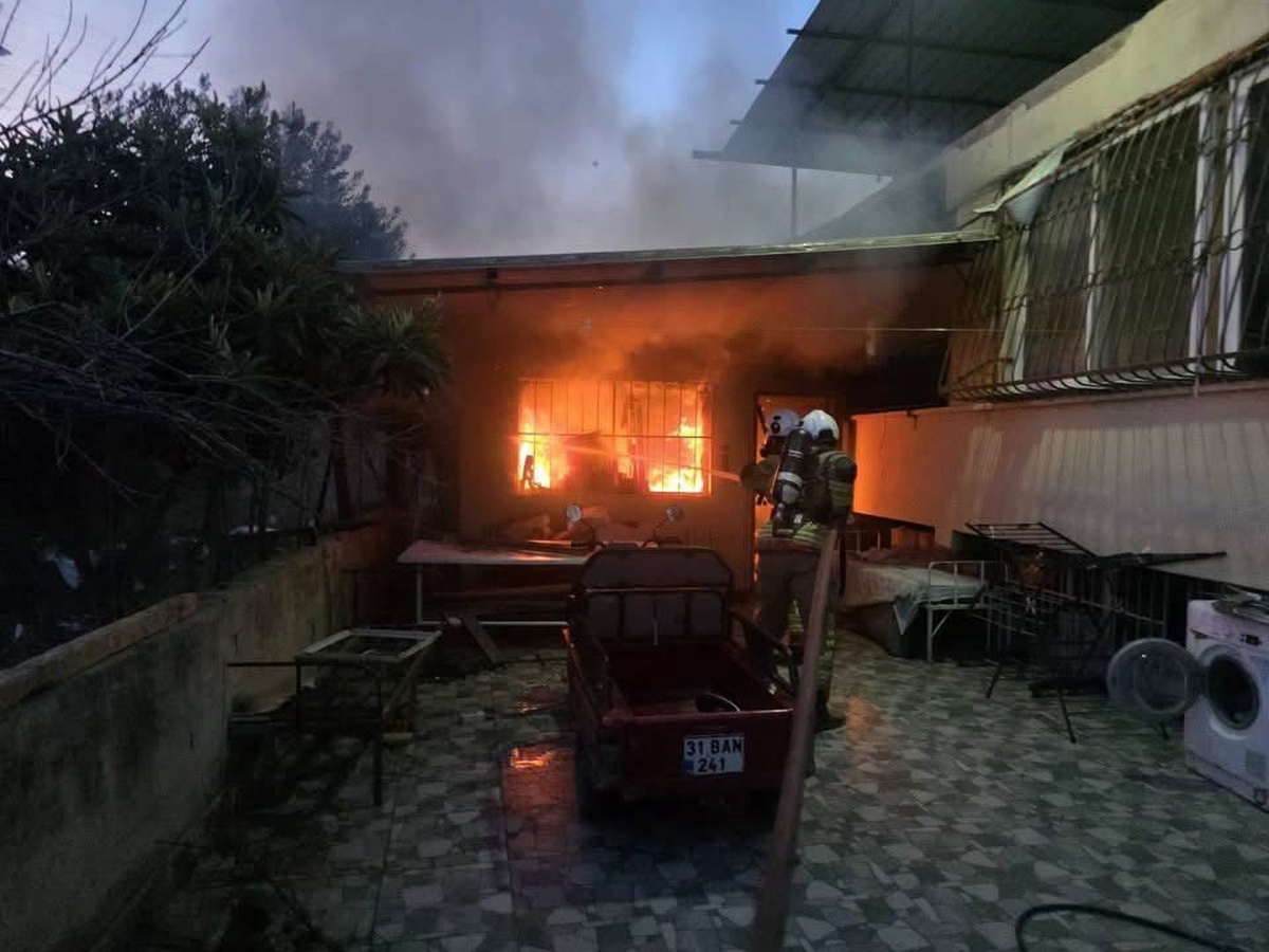 Antakya Kuzeytepe\'de ev yangını koordineli müdahaleyle kontrol altına alındı