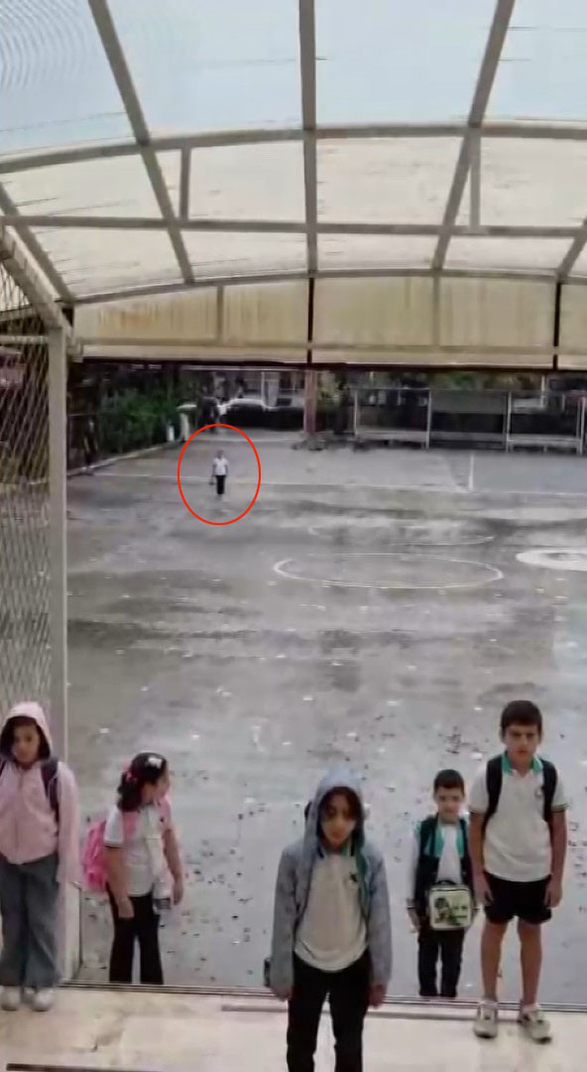 İstiklal Marşı\'na yağmurda eşlik eden Hatay Dörtyol\'daki Asel Mina takdir topladı