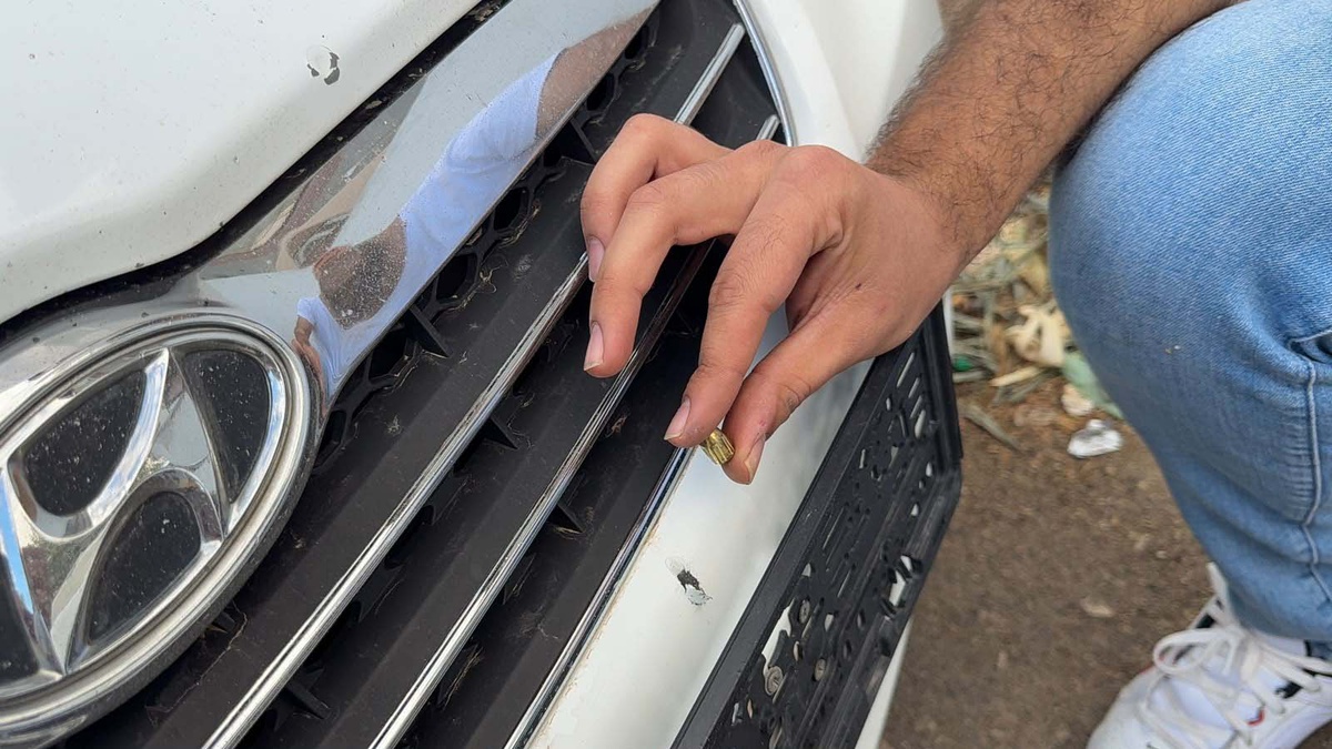 Hatay\'da otomobil tamponuna yorgun mermi isabet etti, Emrah Can tepki gösterdi