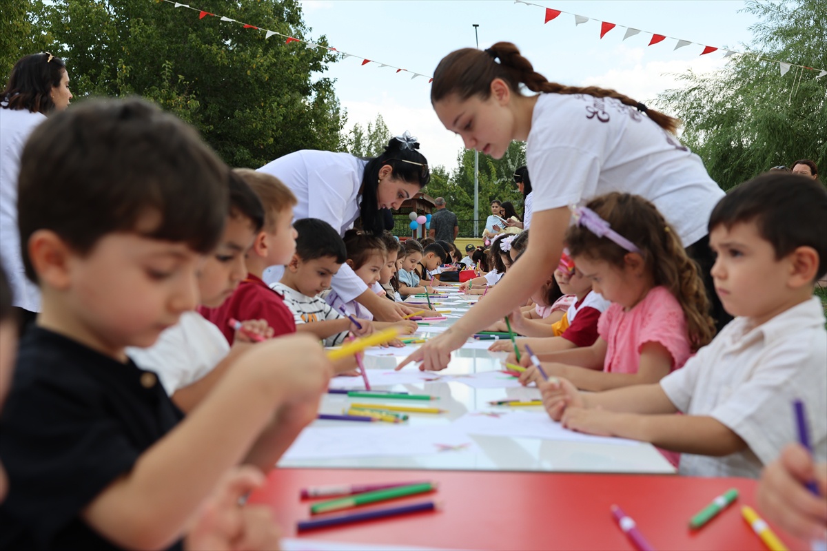 Iğdır\'daki Şuşa Anaokulunda düzenlenen etkinlikte Har-ı Bülbül renklendirildi