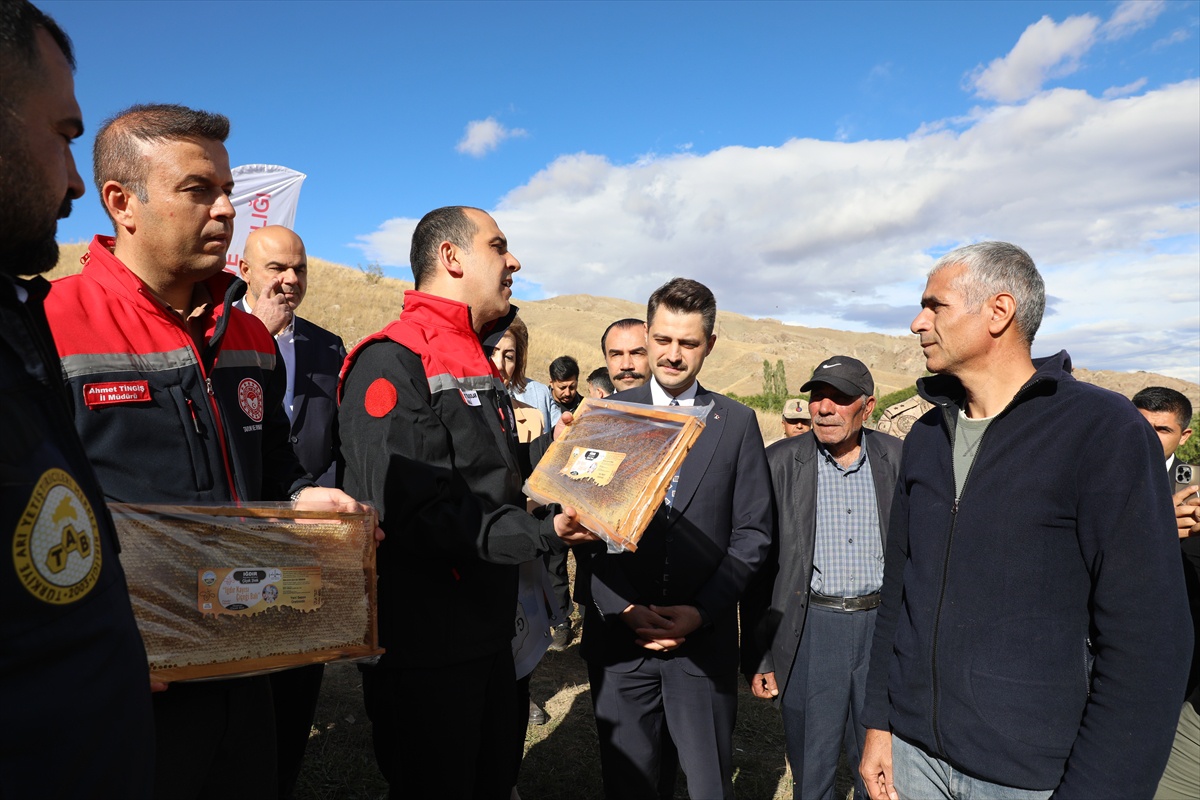 Iğdır Tuzluca\'da kayısı çiçeği balının ilk hasadı yapıldı, 180 ton rekolte bekleniyor