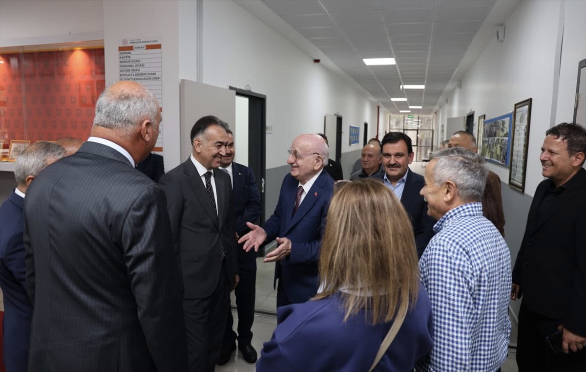 Eski TBMM Başkanı İsmail Kahraman, Karabük Demir Çelik Anadolu Lisesini ziyaret etti
