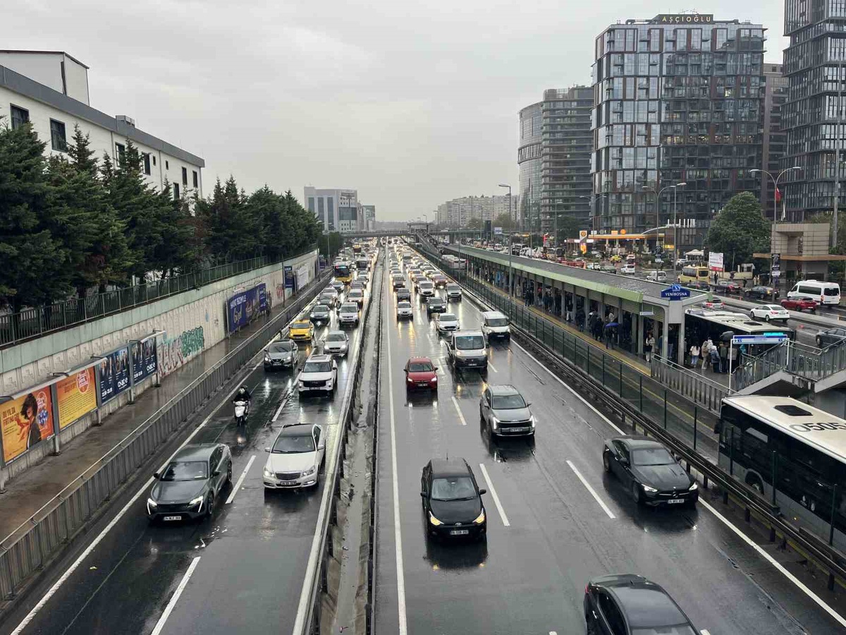 İstanbul\'da akşam iş çıkışında yağış trafiği vurdu, yoğunluk yüzde 85\'e ulaştı