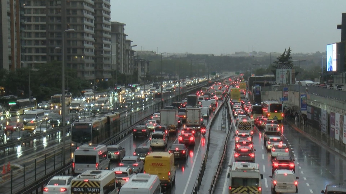 İstanbul\'da akşam yağış trafiği durma noktasına getirdi, yoğunluk yüzde 85\'e ulaştı