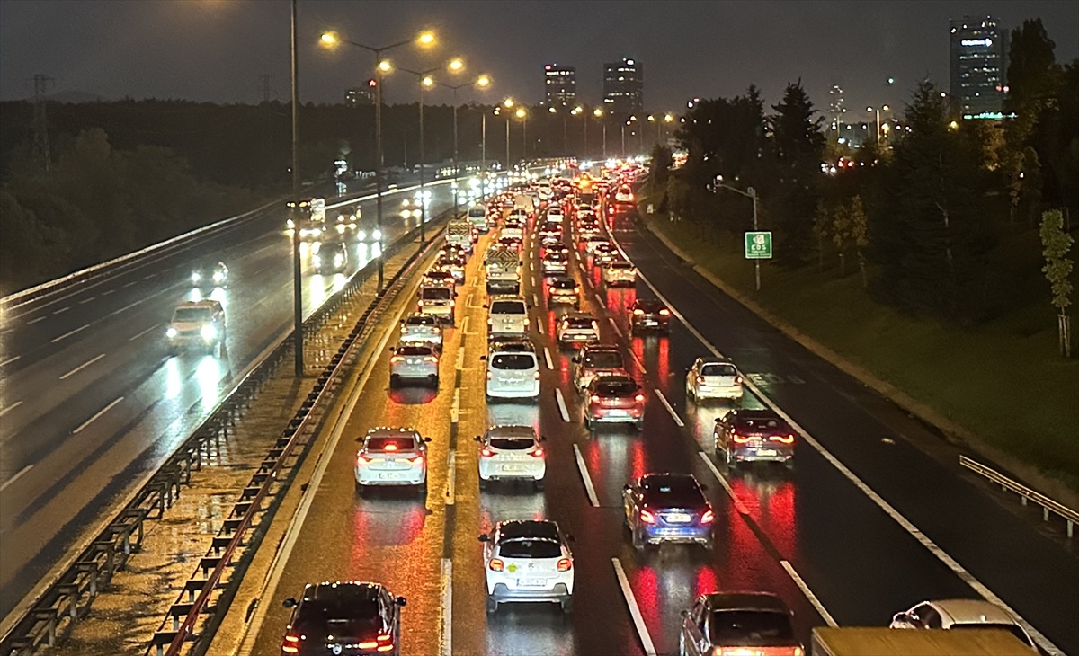 İstanbul\'da akşam saatlerinde trafik yoğunluğu yüzde 85\'e çıktı