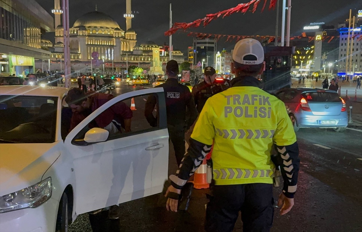 İstanbul\'da \'huzur\' denetimlerinde araçlar arandı, Taksim\'de GBT yapıldı