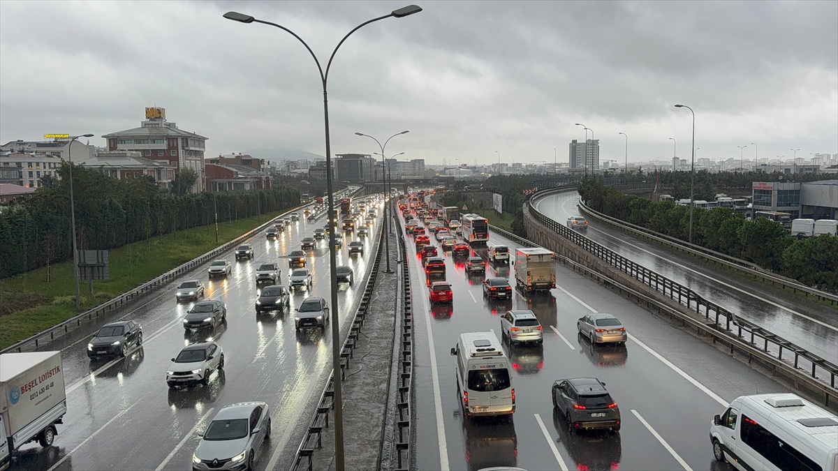 İstanbul\'da sabah saatlerinde trafik yoğunluğu yaşanıyor