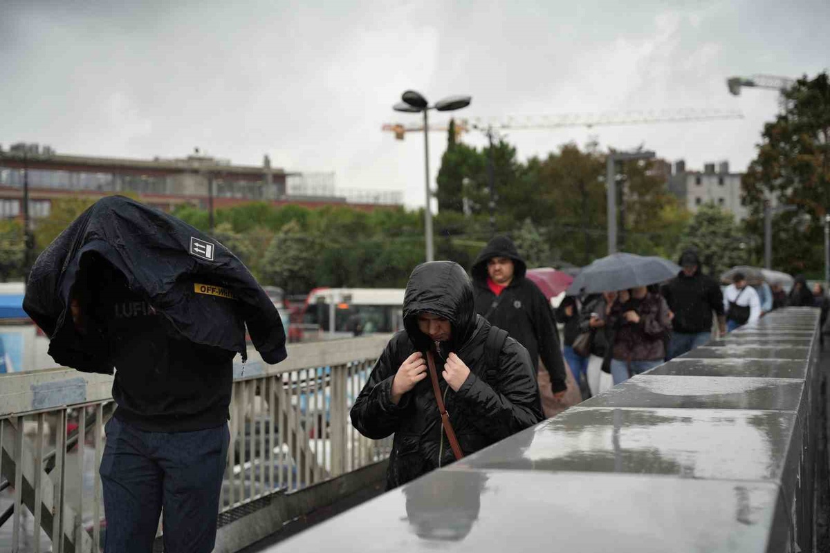 İstanbul\'da fırtına şemsiyeleri ters çevirdi, ulaşımda yoğunluk yaşandı