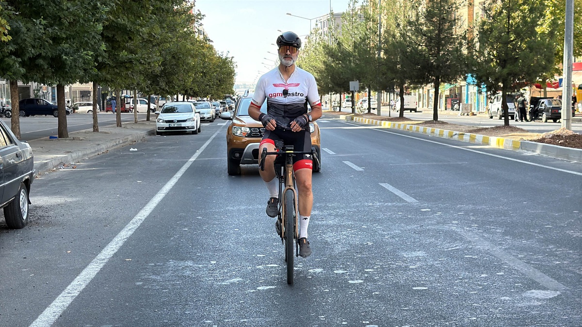 Süryani çocuklar için 4 bin 500 kilometre pedal çeviren Murat Yarbuğ Midyat\'ta karşılandı