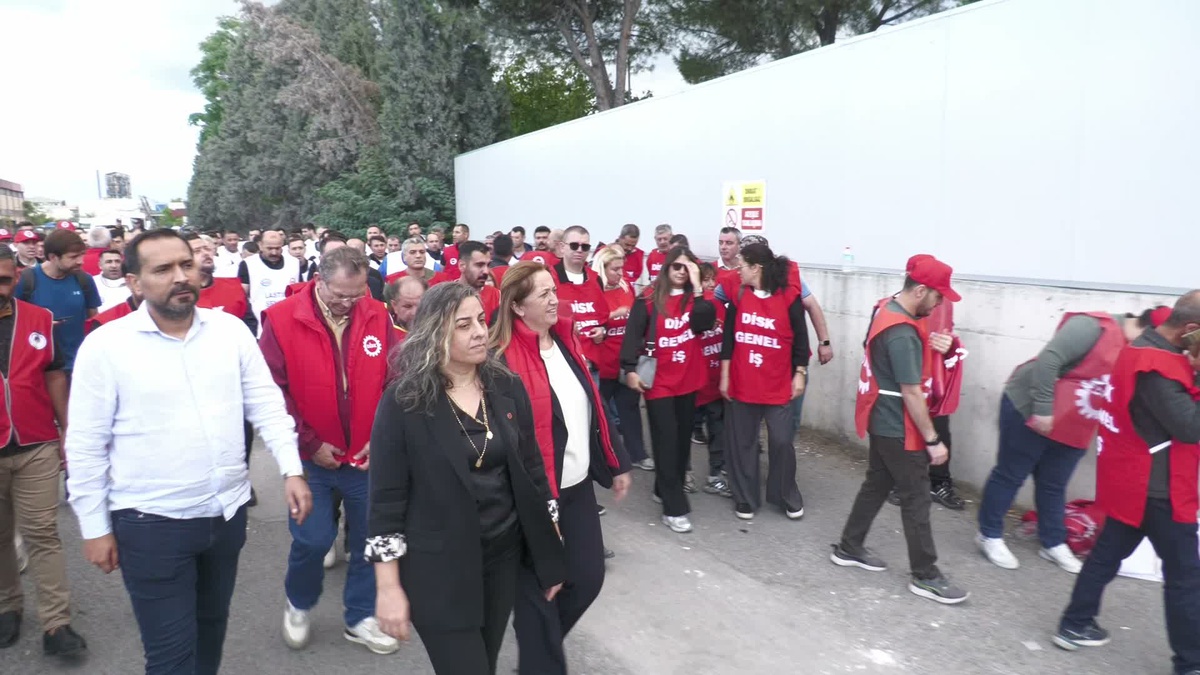İzmir Kemalpaşa\'da DİSK ve maden işçileri OMYA\'nın yetki itirazını protesto etti