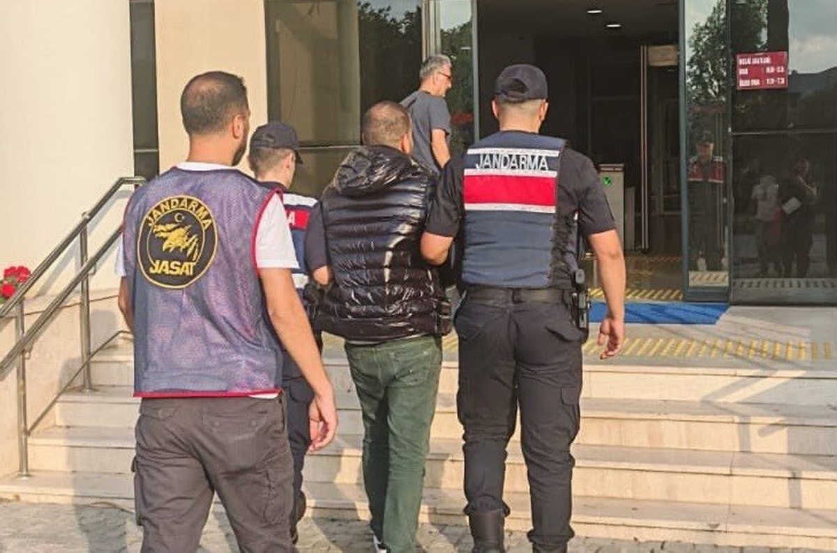 JASAT, İzmir Selçuk\'ta 60 suçtan aranan şahısı kıskıvrak yakaladı