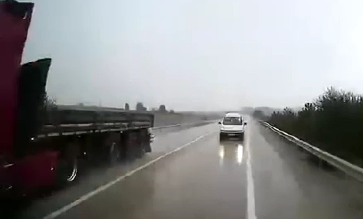 Karabük\'te hatalı sollama ve ters yön kamerada, sürücüler son anda kurtuldu