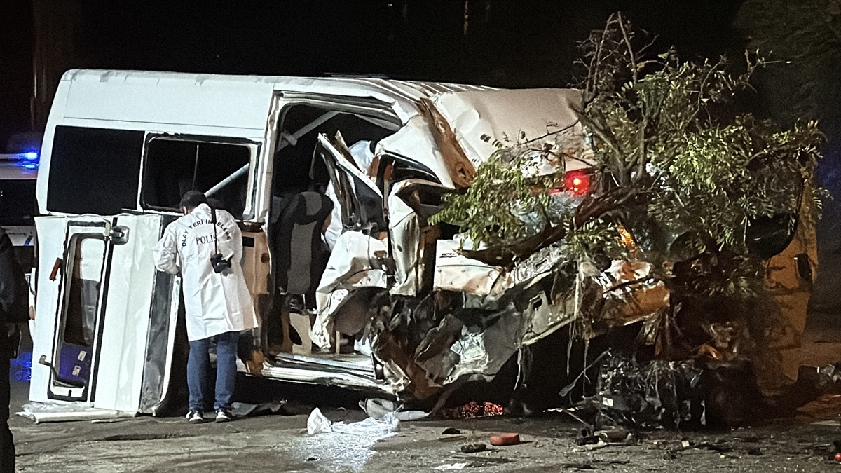 Karabük\'te işçi servisinin aydınlatma direğine çarpması sonucu 6 kişi yaralandı