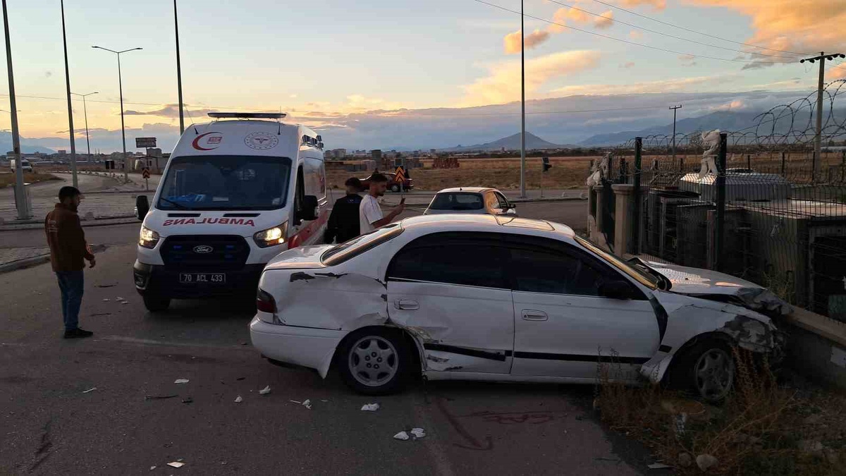 Karaman\'da kavşakta çarpışan iki otomobilde 3 kişi yaralandı, kamera o anı kaydetti
